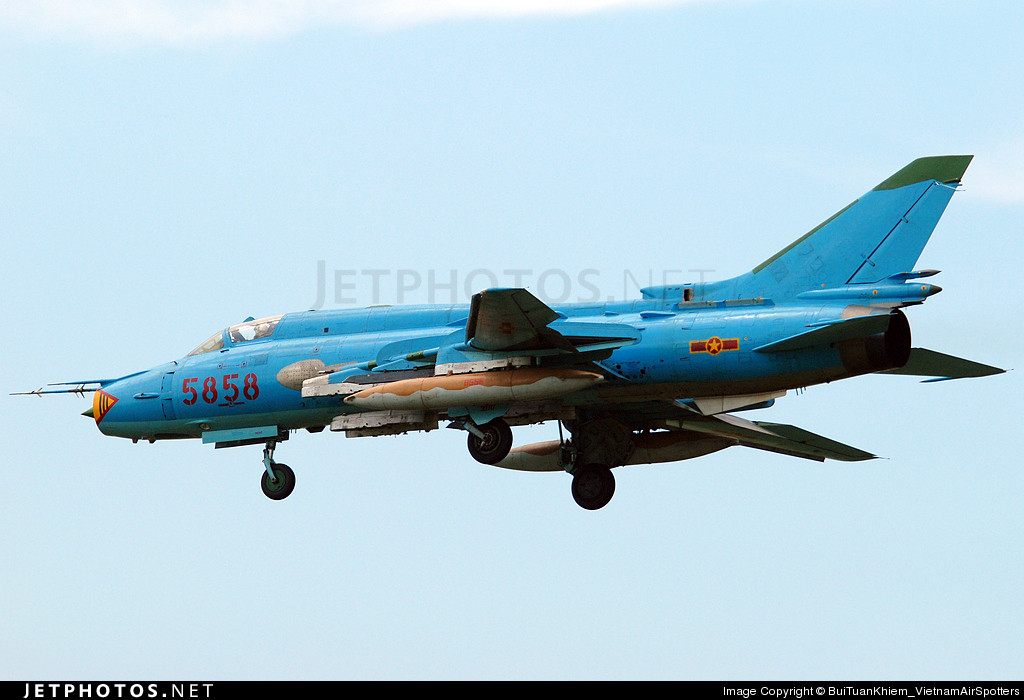 Do có trọng lượng quá nặng cùng kích thước cồng kềnh, một tiêm kích - bom Su-22 chỉ mang theo được một quả Kh-28 duy nhất và được treo ở giá treo giữa bụng máy bay. Nguồn ảnh: TL.