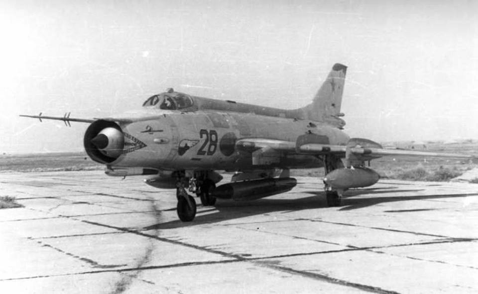 Loại tên lửa này cũng có tầm bắn xa nhất trong biên chế của Không quân Việt Nam hiện tại với tầm bắn lên tới hơn 120 km. Điều đáng nói là loại tên lửa này không được sử dụng với tiêm kích Su-30 hiện đại nhất của nước ta mà chỉ tương thích với tiêm kích - bom Su-22M4. Nguồn ảnh: TL.