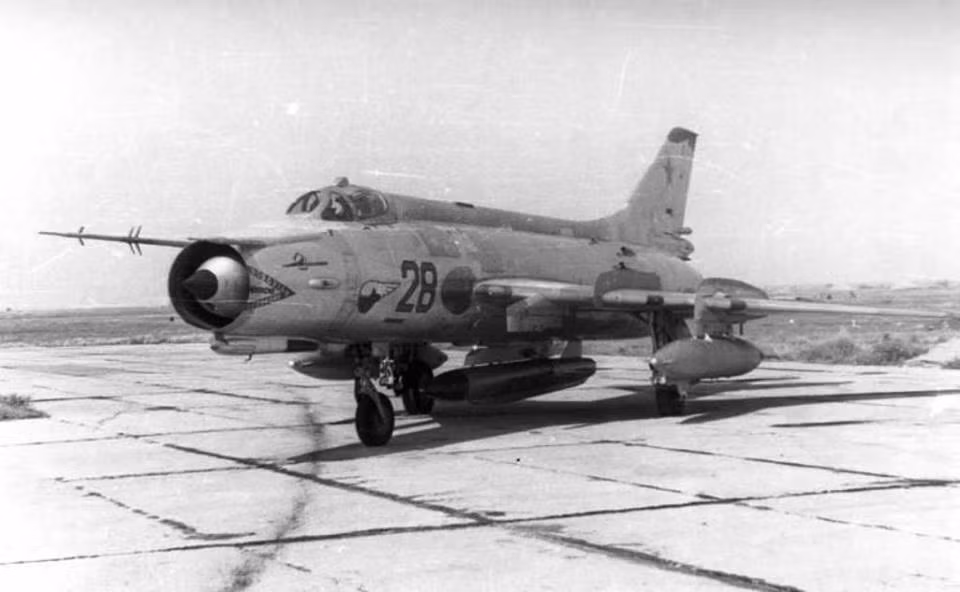 Loại tên lửa này cũng có tầm bắn xa nhất trong biên chế của Không quân Việt Nam hiện tại với tầm bắn lên tới hơn 120 km. Điều đáng nói là loại tên lửa này không được sử dụng với tiêm kích Su-30 hiện đại nhất của nước ta mà chỉ tương thích với tiêm kích - bom Su-22M4. Nguồn ảnh: TL.