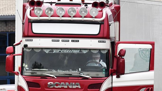 Cảnh sát Anh cũng cho biết, trước khi tới Anh, chiếc xe tải chở hàng đông lạnh ngụy trang này đã đi qua Bỉ. Nhiều khả năng tài xế đã vô tình quên không mở cửa thông gió dẫn đến việc các nạn nhân bị chết ngạt. Nguồn ảnh: Dailymail.