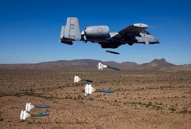 "Với ưu điểm về kích thước nhỏ và là vũ khí thông minh, một khi GBU-39 được kết hợp với A-10, tận dụng khả năng bay cực thấp của cường kích này, việc vô hiệu những hệ thống phòng không đối phương không phải là chuyện quá khó", USAF tuyên bố.