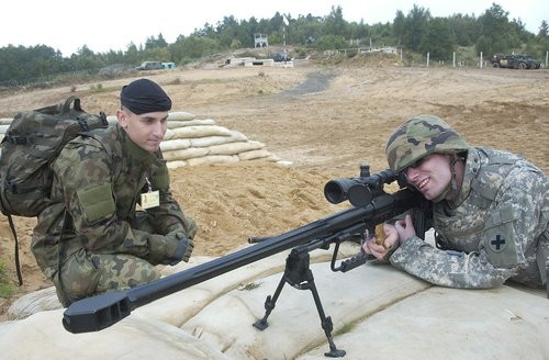 Việc sử dụng cơ chế lên đạn bằng tay sau từng phát bắn được cho là giúp hạn chế việc hệ thống nạp đạn tự động và các chi tiết cơ khí của WKW Wilk bị hư hỏng dần sau thời gian dài sử dụng vì súng có sức giật cực kỳ lớn.