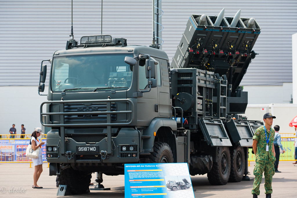 Chiều dài của hai quả tên lửa này cũng chênh lệnh nhau khoảng 50cm, kèm theo đó là đầu đạn của Python-5 chỉ 11kg trong khi đó với Derby là 23 kg. Nguồn ảnh: Flickr.