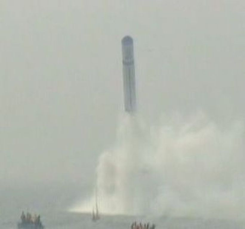 Trong quá trình phát triển, quân đội Trung Quốc còn tham vọng cung cấp cho JL-2 đầu đạn đánh chặn vệ tinh nhân tạo. Tới tháng 12/2015, JL-2 chính thức được triển khai lên tàu ngầm Type 094. Nguồn ảnh: Bdk.