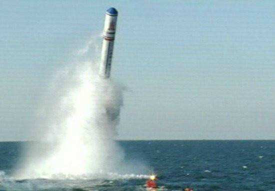 Năm 2009, loại tên lửa đạn đạo liên lục địa này lần đầu tiên được phóng thử thành công từ tàu ngầm Type 094. Một loạt các vụ phóng thử khác được thực hiện trong các năm 2012 và 2015. Nguồn ảnh: Bdk.