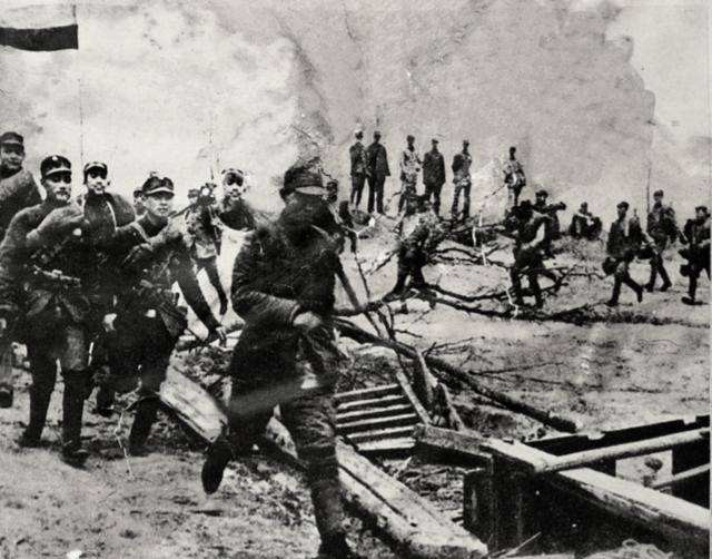 Đây cũng là trận đánh ghi nhận việc quân đội Nhật Hoàng sử dụng khí độc nhiều nhất trong toàn Chiến tranh Thế giới thứ hai, tổng cộng quân đội Nhật có chỉ thị sử dụng khí độc 375 lần bất chấp việc Hội Quốc Liên cấm sử dụng thứ vũ khí chết người này. Nguồn ảnh: QQ.
