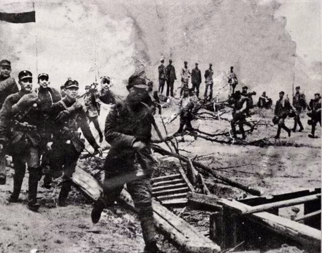 Đây cũng là trận đánh ghi nhận việc quân đội Nhật Hoàng sử dụng khí độc nhiều nhất trong toàn Chiến tranh Thế giới thứ hai, tổng cộng quân đội Nhật có chỉ thị sử dụng khí độc 375 lần bất chấp việc Hội Quốc Liên cấm sử dụng thứ vũ khí chết người này. Nguồn ảnh: QQ.