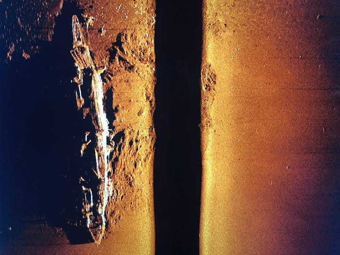 Một trong những hình ảnh đầu tiên ghi lại cảnh tượng tàu sân bay Akagi nằm im lìm dưới 6000 mét nước. Nguồn ảnh: BI.