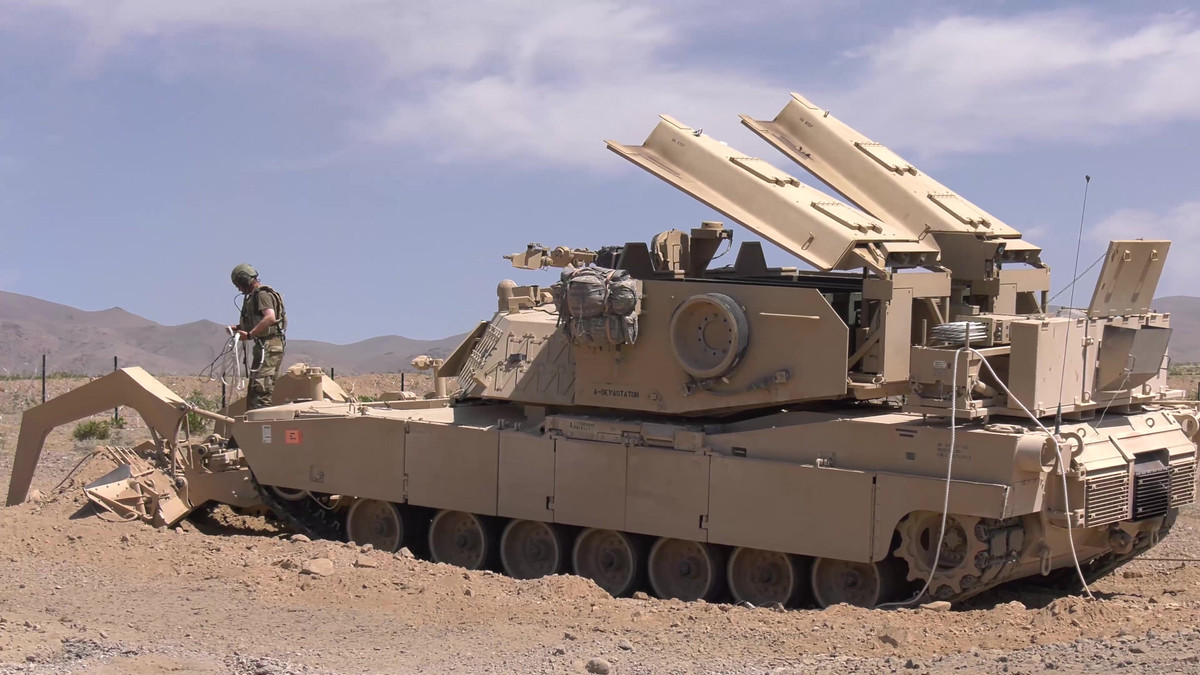 Bản thân chiếc M1150 ABV được thiết kế với trọng lượng lớn tới như vậy là để nó có thể chịu được sức nổ từ những quả mình cỡ lớn - đảm bảo an toàn cho kíp lái ngồi phía trong trước mọi vụ nổ mìn thông thường. Nguồn ảnh: Pinterest.