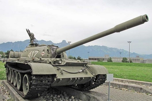 Trong khi đó, do T-55 được thiết kế để sẵn sàng đối phó với chiến tranh hạt nhân nên nó được bọc kín hoàn toàn, lỗ thông gió không còn. Nguồn ảnh: TL.