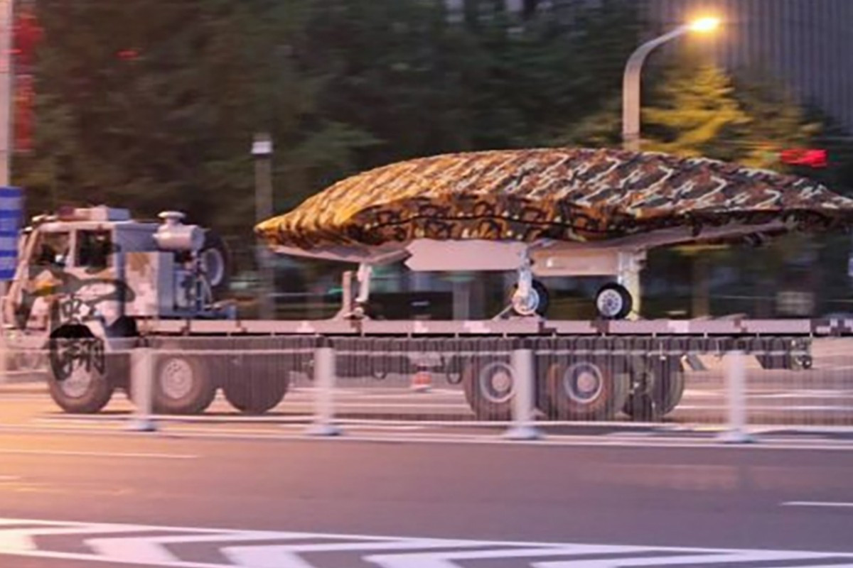 Trong số đó nổi bật nhất là máy bay không người lái Lợi Kiếm - hay còn có tên gọi khác là DR-8. Loại máy bay không người lái này được coi là có khả năng bay siêu âm, có thể dùng để trinh sát những căn cứ bí mật của đối phương. Nguồn ảnh: BI.