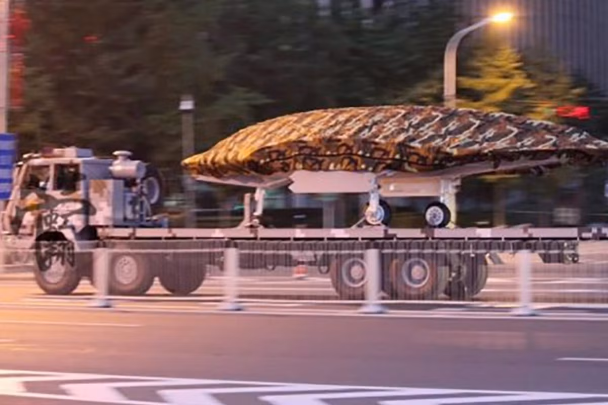 Trong số đó nổi bật nhất là máy bay không người lái Lợi Kiếm - hay còn có tên gọi khác là DR-8. Loại máy bay không người lái này được coi là có khả năng bay siêu âm, có thể dùng để trinh sát những căn cứ bí mật của đối phương. Nguồn ảnh: BI.