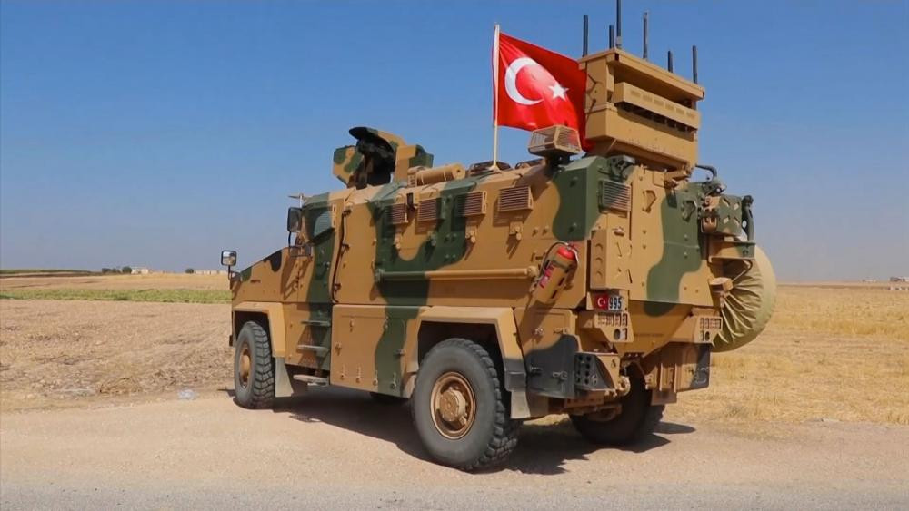 Theo những thông tin mới nhất, lực lượng Thổ Nhĩ Kỳ cùng Quân đội Quốc gia Syria đã cắt được nhiều tuyến đường giao thông, gần như nắm giữ toàn bộ vùng Đông Bắc Syria trong khi người Kurd dường như đã vỡ trận. Nguồn ảnh: BI.