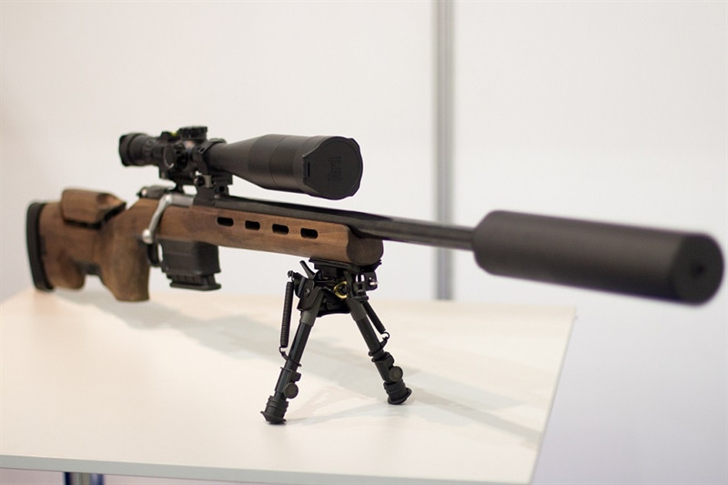 Trái với thông tin từ nhà sản xuất, Cổng thông tin điện tử Khoa học Phổ thông của Nga khẳng định súng bắn tỉa công phá STL-016 chỉ là phiên bản hiện đại hóa của súng Mosin, khẩu súng được biết đến với tên gọi Trehlineyka xuất hiện lần đầu tiên vào từ năm 1891.