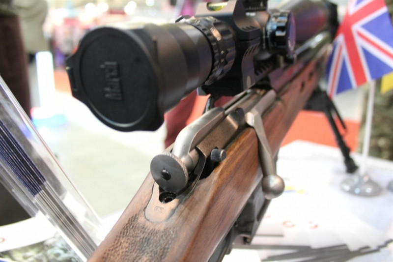 Stiletto Systems khẳng định, STL-016 có thể xuyên thủng xe bọc thép mới nhất của Nga là Amarta.