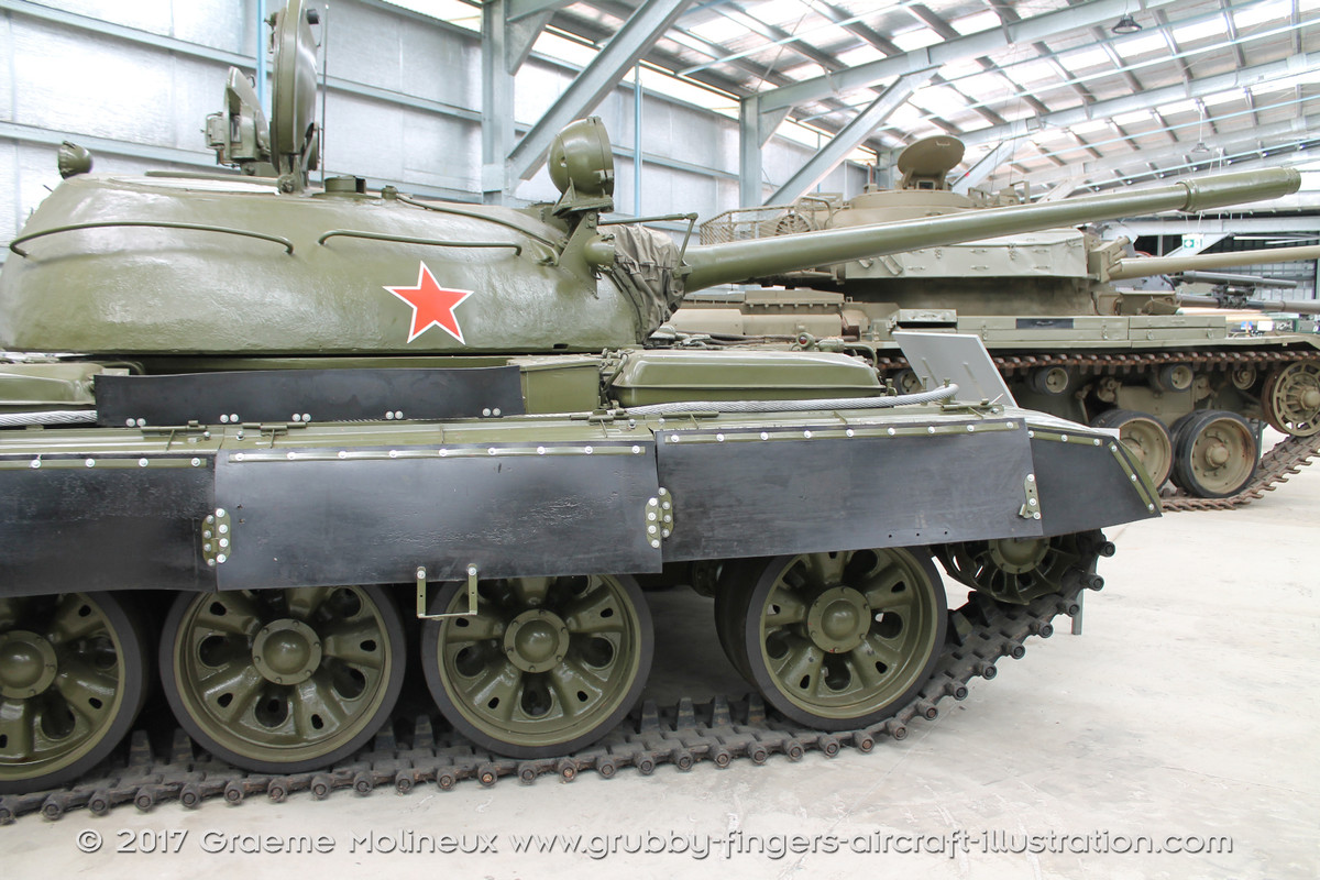 Đây có thể coi là điểm khác biệt dễ phân biệt nhất giữa hai xe và cũng là cách nhận biết dễ nhất vì một vài phiên bản T-62 ban đầu cũng được trang bị pháo 100mm nòng có rãnh xoắn giống như T-55 nên nếu phân biệt qua nòng pháo có thể sẽ có đôi chút nhầm lẫn. Nguồn ảnh: Pinterest.