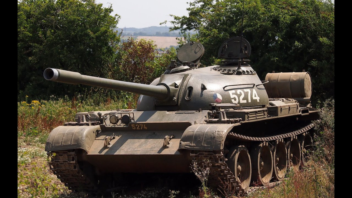 Trong khi đó, do sử dụng khẩu pháo có kích thước gọn gàng hơn nhiều, tháp pháo của T-55 sẽ nhỏ gọn hơn, đặt cân hơn vào phần chính giữa thân xe chứ không vươn về phía trước thân như với xe tăng T-62. Nguồn ảnh: Pinterest.