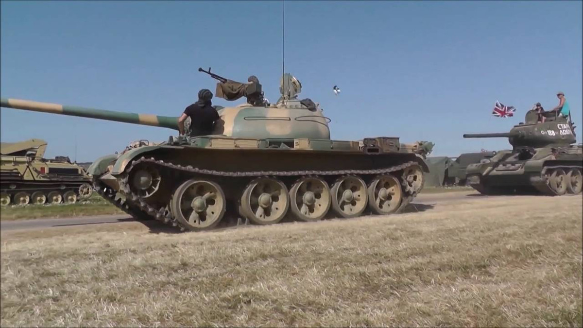 Trong khi đó, xe tăng T-55 không được trang bị hệ thống này khiến cho thuốc pháo sau khi khai hoả thường bị hất ngược trở lại vào trong xe, gây ảnh hưởng tới khả năng tác chiến của kíp chiến đấu. Nguồn ảnh: Pinterest.