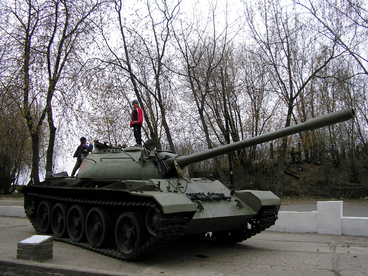 Cụ thể, với xe tăng T-55, khoảng cách giữa bánh đầu tiên với bánh thứ hai là rất lớn, trong khi đó khoảng cách giữa bốn bánh còn lại là ngang nhau - rất hẹp. Nguồn ảnh: Pinterest.