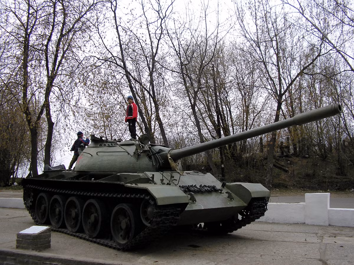 Cụ thể, với xe tăng T-55, khoảng cách giữa bánh đầu tiên với bánh thứ hai là rất lớn, trong khi đó khoảng cách giữa bốn bánh còn lại là ngang nhau - rất hẹp. Nguồn ảnh: Pinterest.