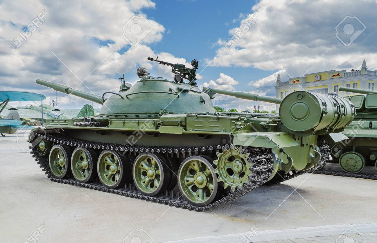 Hệ thống khung gầm cũng là đặc điểm cực kỳ dễ nhận dạng giữa hai chiếc xe tăng này. Mặc dù cả T-62 và T-55 đều có năm bánh chịu lực mỗi bên, tuy nhiên cách sắp xếp lại khác nhau hoàn toàn. Nguồn ảnh: Pinterest.