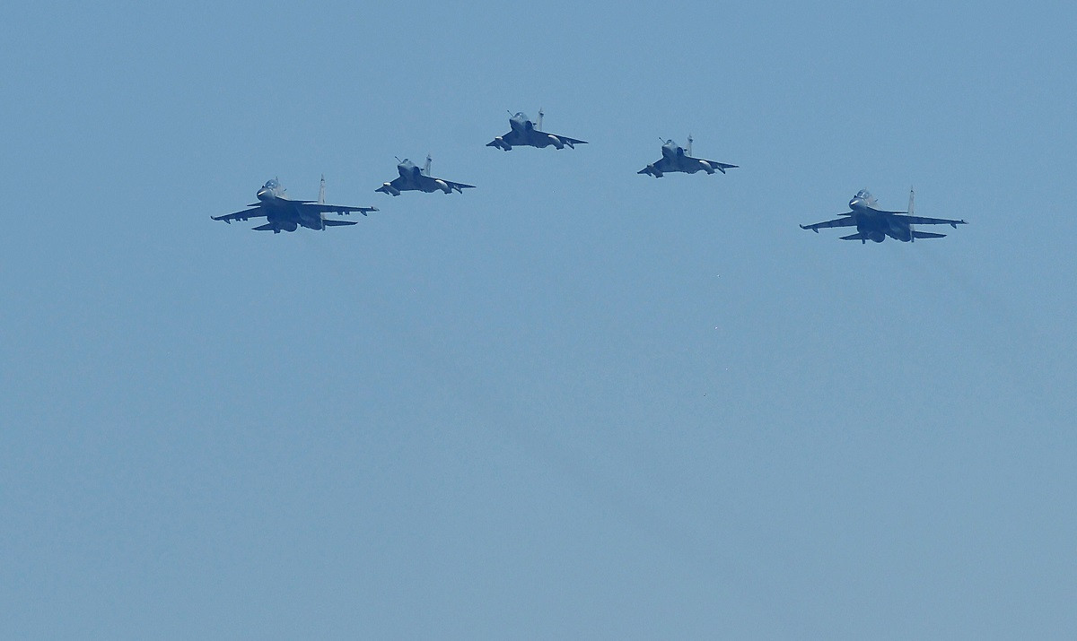 Tiêm kích Su-30MKI và tiêm kích Mirage 2000 cùng bay theo đội hình tác chiến. Nguồn ảnh: Livejounal.