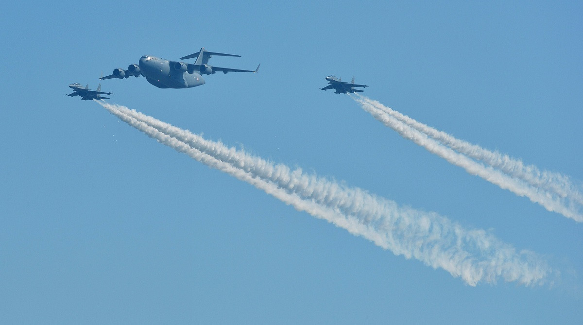Máy bay vận tải chiến lược Boeing C-17 bay cùng sự hộ tống của hai chiến đấu cơ Su-30MKI. Nguồn ảnh: Livejounal.