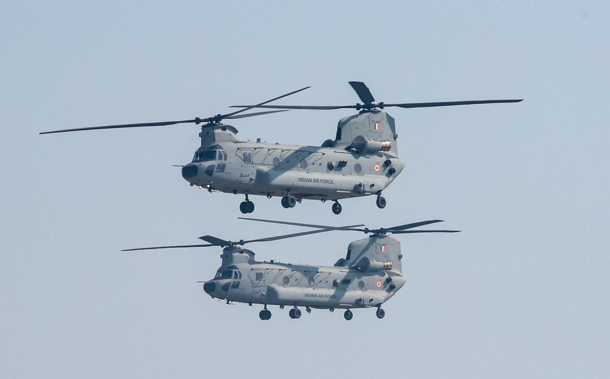Tuy nhiên với lực lượng không quân, Ấn Độ đã có màn trình diễn đậm chất quốc tế với những pha nhào lộn và bay theo đội hình mãn nhãn trên không. Nguồn ảnh: Livejounal.