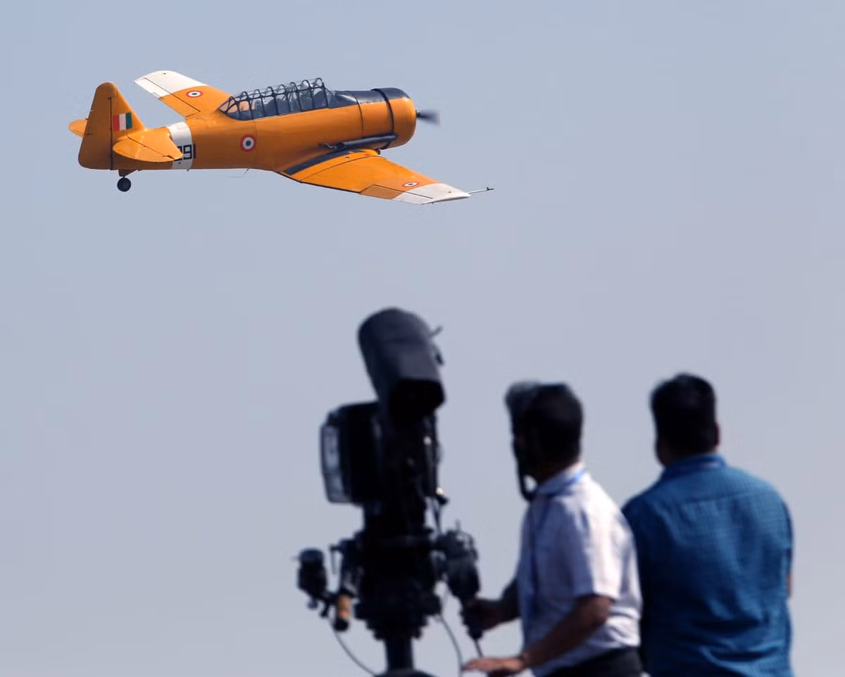 Ngoài ra, trong cuộc diễu binh Ấn Độ còn mang ra một vài loại máy bay có động cơ cánh quạt để bay trình diễn. Nguồn ảnh: Livejounal.