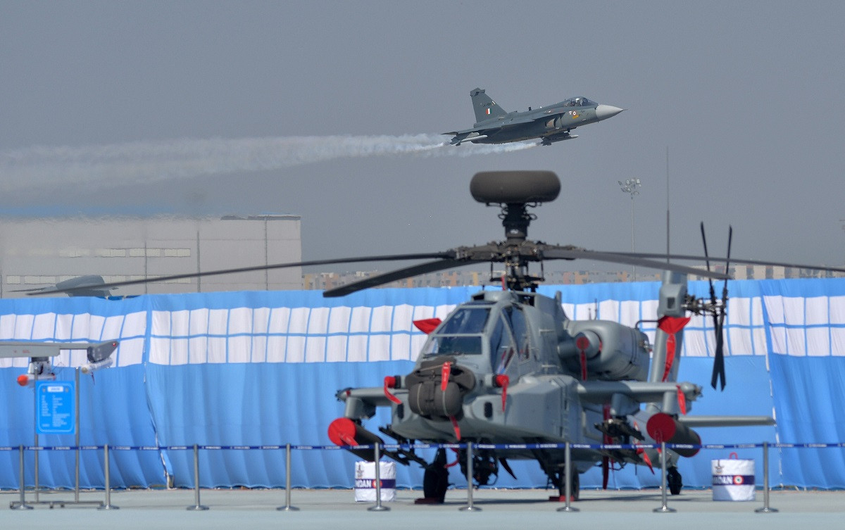 Ngoài ra còn có các loại tiêm kích hiện đại khác và trực thăng tấn công AH-64E vừa được Ấn Độ mua từ Mỹ. Nguồn ảnh: Livejounal.