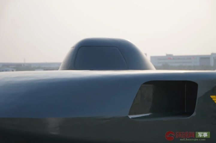 Tại triển lãm, phương tiện bay này được trưng bày với tên gọi "Siêu cấp Đại Bạch Sa" và được mô tả là có khả năng bay như các loại trực thăng lên thẳng. Nguồn ảnh: QQ.