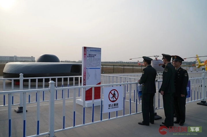 Bản thân binh lính và sĩ quan của Quân đội Trung Quốc cũng rất bất ngờ với sự xuất hiện của "vật thể lạ" này giữa triển lãm hàng không. Nguồn ảnh: QQ.