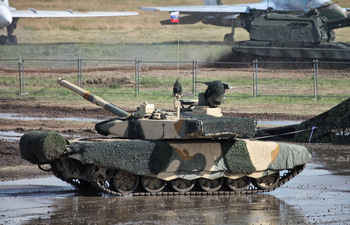 So với những phiên bản T-90 khấc, khẩu pháo của T-90M có chiều dài nòng lớn hơn, khả năng cân bằng điện tử tốt hơn và có độ chính xác, tầm bắn và khả năng xuyên phá vượt trội. Nguồn ảnh: Rumil.