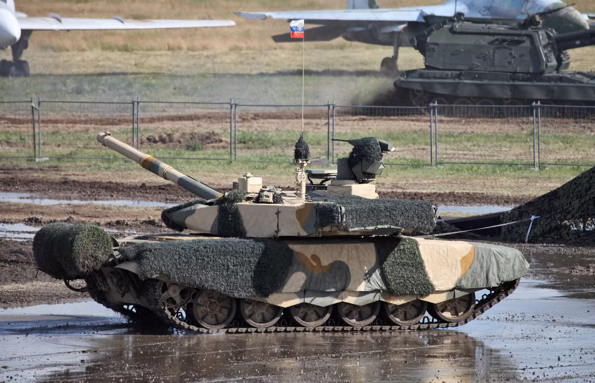 So với những phiên bản T-90 khấc, khẩu pháo của T-90M có chiều dài nòng lớn hơn, khả năng cân bằng điện tử tốt hơn và có độ chính xác, tầm bắn và khả năng xuyên phá vượt trội. Nguồn ảnh: Rumil.