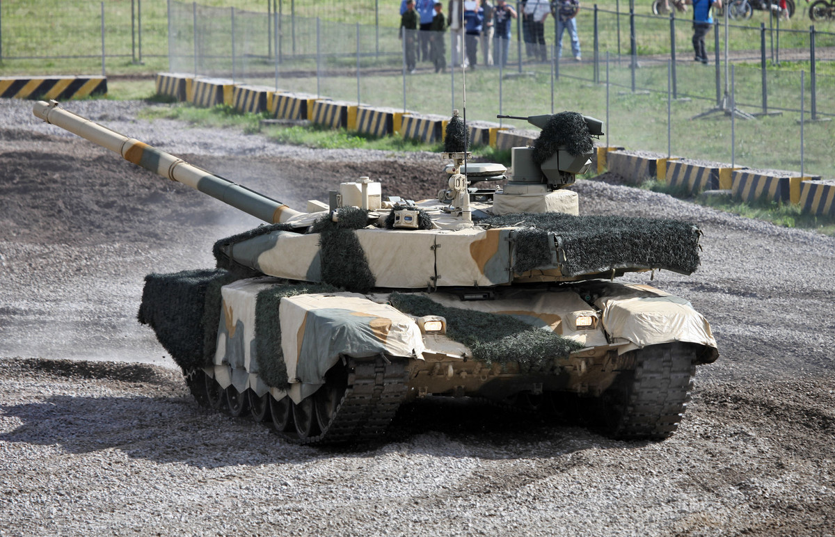 Theo nhiều nguồn tin, xe tăng T-90M hay còn có tên gọi khác là Đề án 188M là phiên bản cải tiến sâu từ xe tăng T-90A. Điểm khác biệt dễ nhận biết nhất của dòng T-90M đó là nó có tháp pháo với súng máy điều khiển từ xa. Nguồn ảnh: Rumil.