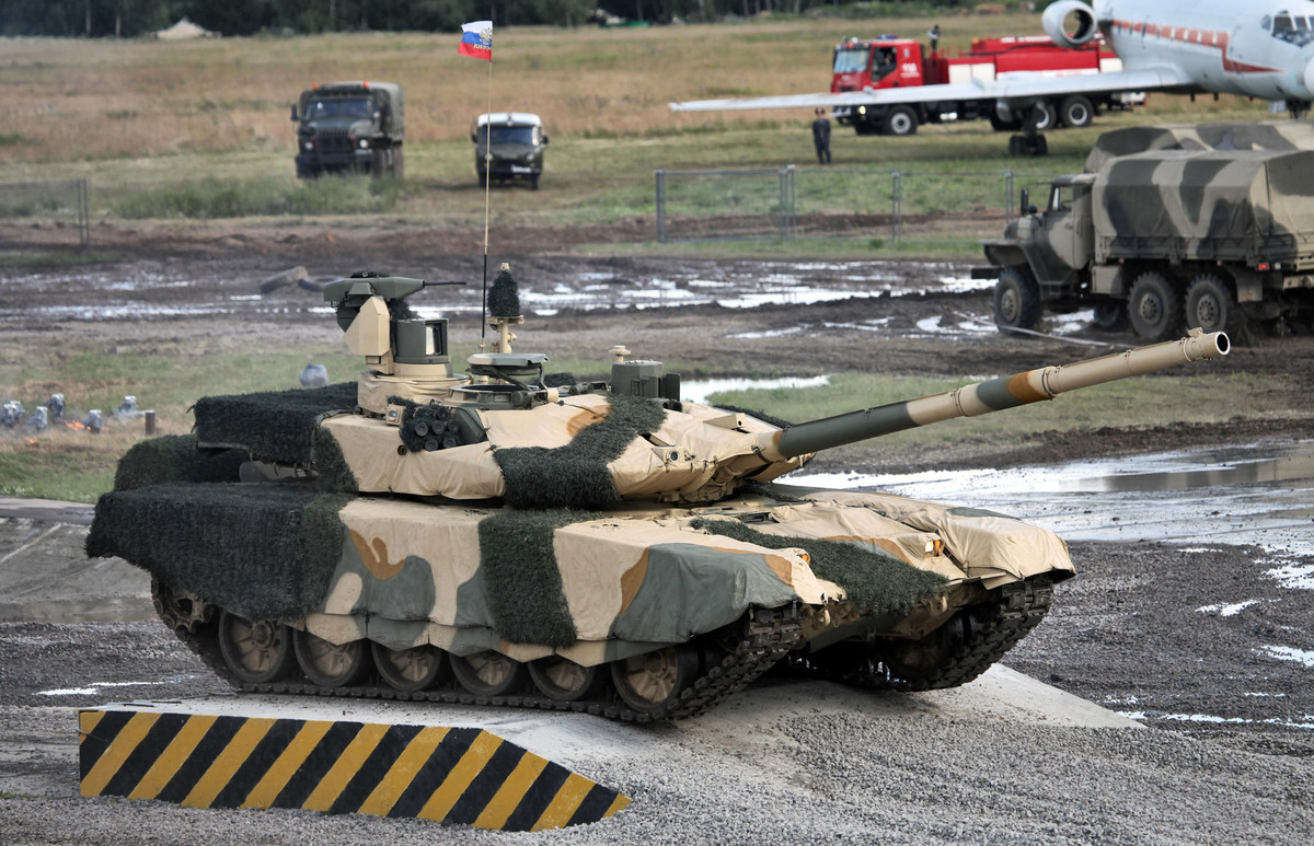 Hộp số của T-90M cũng được cải tiến lại, cho phép tùy biến giữa số tự động hoặc số sàn tuỳ theo yêu cầu tác chiến giúp T-90M có khả năng cơ động tốt hơn, kèm theo đó là động cơ V-92S2F có công suất tối đa 1130 mã lực - khoẻ hơn so với động cơ 840 mã lực và 950 mã lực của các phiên bản trước đây. Nguồn ảnh: Rumil.