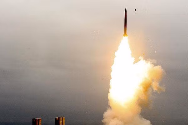 Hiện tịa, Nga đang nghiên cứu và hoàn thiện khả năng đánh chặn của loại tên lửa được cho là "hiện đại nhất thế giới" này. Các thông số kỹ thuật của S-500 vẫn rất mù mờ nhưng nhiều nguồn tin khẳng định, khả năng của S-500 sẽ "vượt xa sức tưởng tượng của phương Tây". Nguồn ảnh: Rumil.