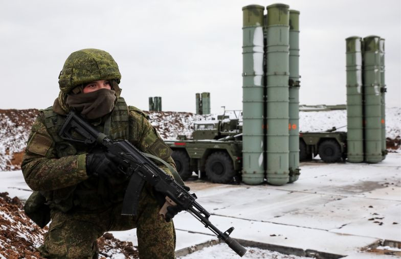 Thậm chí một vài chuyên gia phân tích và giới quan sát của phương Tây còn khẳng định, nếu như Mỹ chưa thể bắt kịp được tổ hợp tên lửa phòng không S-400 của Nga thì việc Nga đưa S-500 vào thực chiến chắc chắn sẽ khiến Mỹ như "ngồi trên đống lửa". Nguồn ảnh: Rumil.