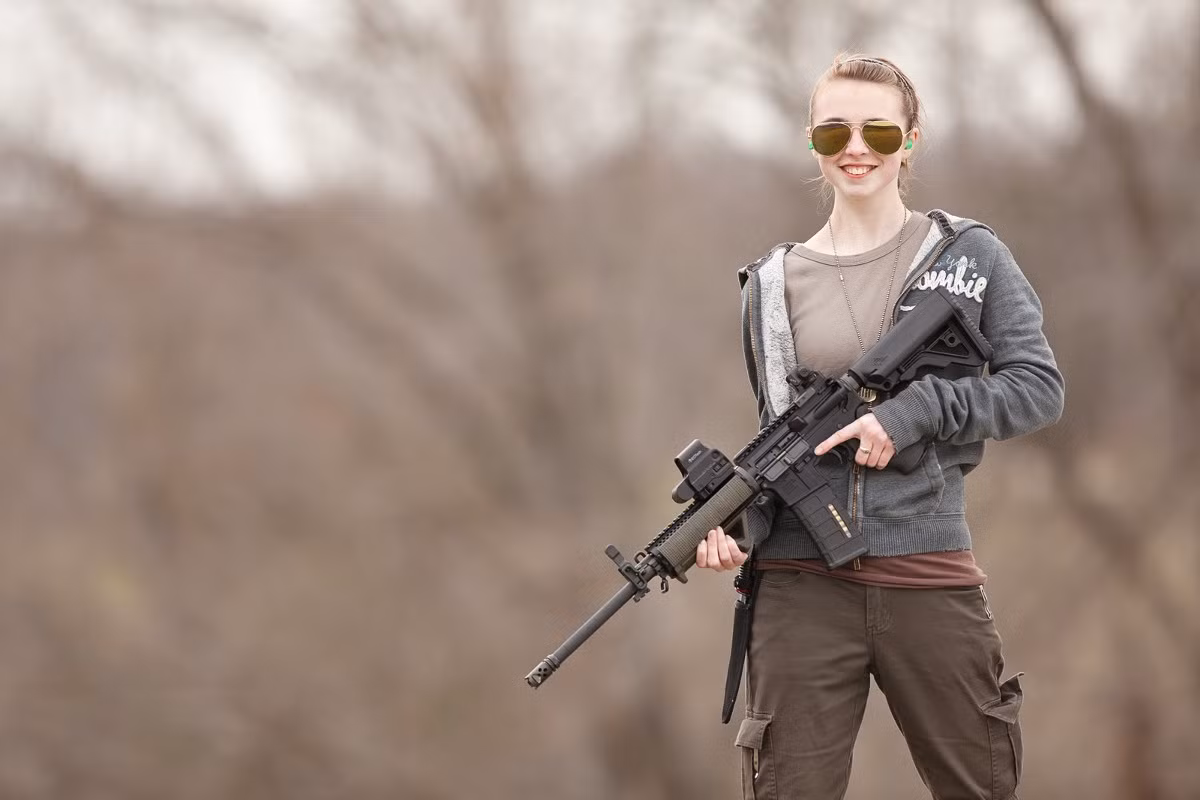 Tuy nhiên truyền thông Mỹ lại khẳng định, việc cấm bán AR-15 không thể tác động đến việc hạn chế những vụ xả súng hàng loạt được vì vốn dĩ, có rất nhiều loại vũ khí có sức mạnh tương đương hoặc hơn khẩu AR-15 hiện đang được bán tràn lan khắp nước Mỹ. Nguồn ảnh: BI.