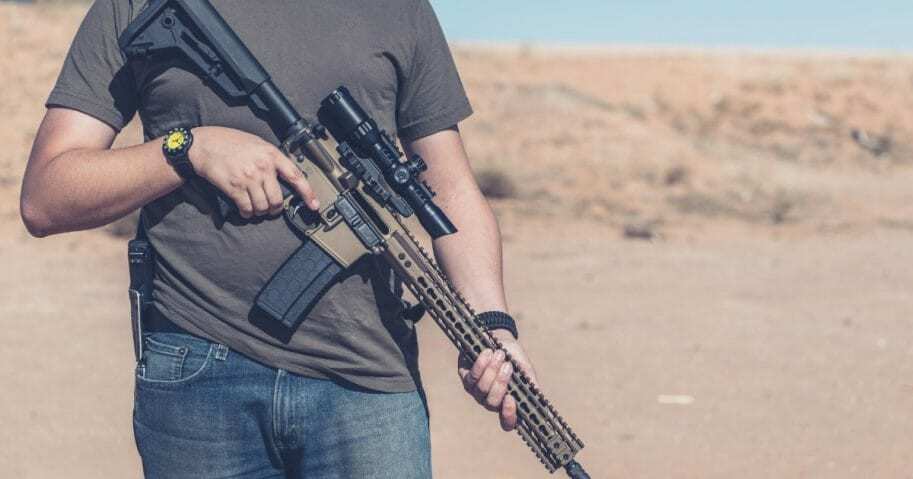 Cũng do độ phổ biến của khẩu súng này, AR-15 có rất nhiều phụ kiện gắn ngoài, trong đó có cả những phụ kiện cho phép biến những khẩu AR-15 từ phiên bản dân sự chỉ bắn được một viên một thành súng tự động. Nguồn ảnh: BI.