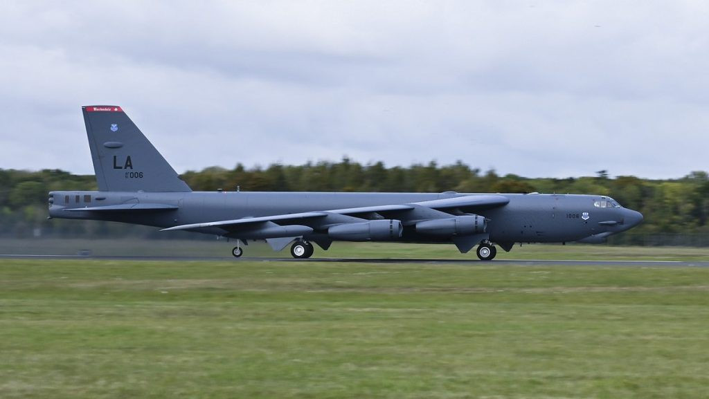 Tiếp đó vào ngày 22/10, không quân Mỹ cũng đã xác nhận rằng máy bay ném bom chiến lược B-52H của họ đã thực hiện chuyến bay huấn luyện ở khu vực Biển Đen.