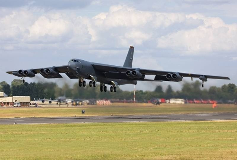 Máy bay B-52H Stratofortress của không quân Mỹ thuộc phi đội ném bom số 2 đóng tại căn cứ không quân Barksdale, La, cất cánh từ RAF Fairford, Anh, vừa trở về sau một nhiệm vụ kéo dài ở khu vực Biển Đen.