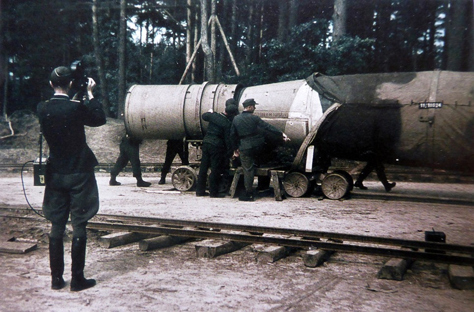 Tên lửa đạn đạo V-2 được trang bị động cơ sử dụng nhiên liệu lỏng và là loại vũ khí với tham vọng cực kỳ to lớn của Hitler - tấn công Anh Quốc từ xa mà không cần tới máy bay ném bom để dỡ phải... đối đầu với Không quân Anh. Nguồn ảnh: Pinterest.