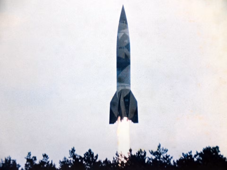 Đầu đạn của loại tên lửa này là đầu đạn chạm nổ - nghĩa là nó sẽ chỉ nổ khi tiếp đất - đây là kiểu thiết kế để V-2 phục vụ mục đích tối thượng nhất của nó - san phẳng miền Nam nước Anh. Nguồn ảnh: Pinterest.