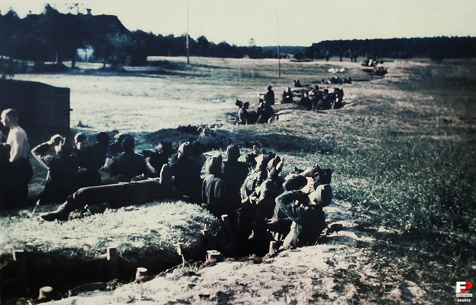 Binh lính và sĩ quan Đức trong chiến hào dõi theo tên lửa V-2 khi loại tên lửa đạn đạo đầu tiên này được phóng lên không trung, nhằm thẳng nước Anh. Nguồn ảnh: Pinterest.