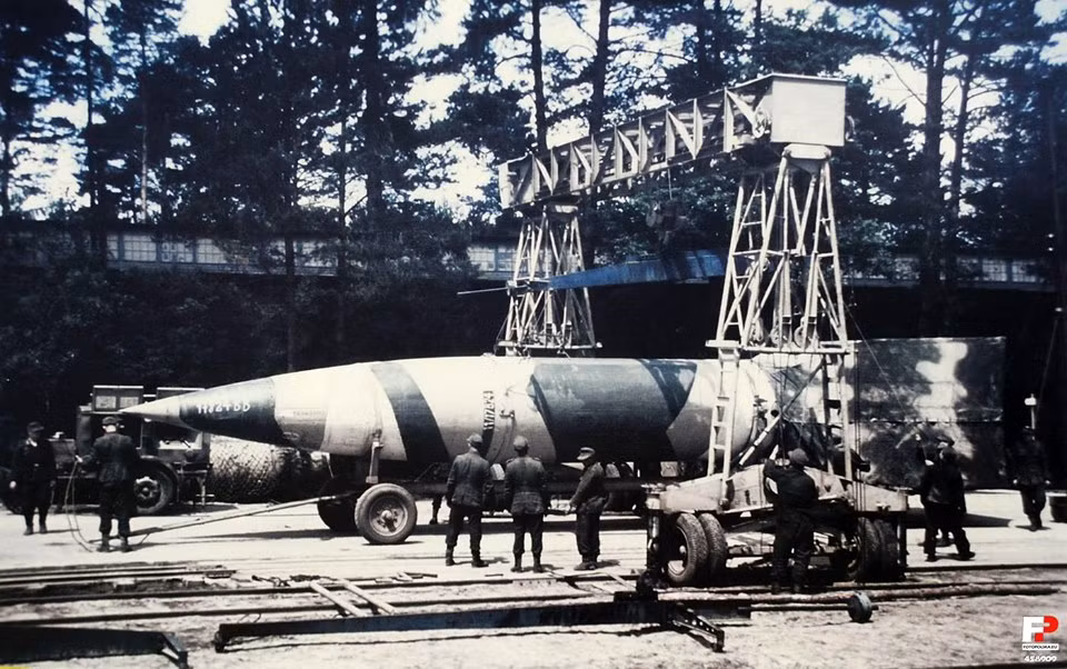 Về cơ bản, loại tên lửa này mang trong mình những công nghệ tốt nhất thời bấy giờ, kèm theo đó là khả năng luyện kim cũng như cơ khí chính xác tuyệt vời của người Đức. Tuy nhiên V-2 vẫn có tỉ lệ... phóng xịt rất cao. Nguồn ảnh: Pinterest.