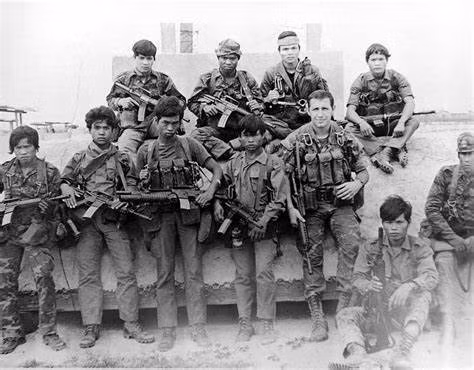 Để có thể tồn tại và tác chiến được lâu dài trong rừng, các toán đặc nhiệm này đều có kỹ năng cực kỳ tốt, trong đó bao gồm cả kỹ năng xoá dấu vết khi di chuyển hay kỹ năng sinh tồn trong rừng rậm. Nguồn ảnh: Pinterest.