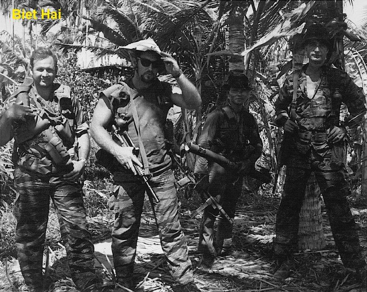 Sau khi phát hiện quân giải phóng, các toán đặc nhiệm sẽ bí mật tiếp cận và xác định toạ độ, sau đó tuỳ quy mô của doanh trại mà chúng phát hiện được, các toán đặc nhiệm sẽ gọi máy bay chiến thuật hoặc thậm chí là máy bay ném bom chiến lược để rải thảm. Nguồn ảnh: Pinterest.