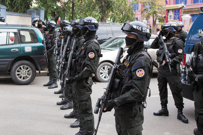 Thậm chí ngay cả lực lượng cảnh sát của quốc gia này cũng được trang bị vũ khí cá nhân cùng với trang bị rất đầy đủ và "hoành tráng". Nguồn ảnh: QQ.