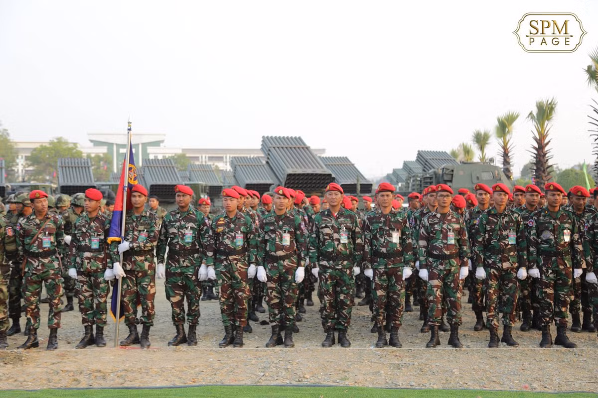 Mặc dù có trang bị cá nhân rất hoành tráng, quân đội Campuchia lại có lực lượng không quân rất kém với chỉ 5 máy bay vận tải, không có bất cứ chiến đấu cơ hay cường kích cơ nào. Nguồn ảnh: QQ.